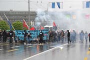 Bei der «Demonstration gegen Kapitalismus» am 2. Mai 2015 zog eine Gruppe von teilweise Vermummten durch Luzern. Die Polizei nahm dabei mehrere Personen fest. (Bild: Thomas Heer / Neue LZ)