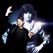 Soeben ist das ihr gewidmete Jubiläumsalbum erschienen: Michael von der Heide vor seinem Jugendidol Paola. (Bild: PD)