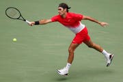 Roger Federer spielte am Donnerstag in einem neuen Outfit. (Bild: Jason Szenes/EPA (New York, 31. August 2017))