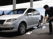 Modell Touran von Volkswagen: Der Konzern ruft in der Schweiz fast 700 Modelle mit Gasantrieb zurück. (Archivbild) (Bild: Keystone/AP/THOMAS KIENZLE)