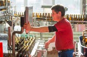 Ein Angestellter füllt in der Brauerei Baar Bier ab. (Bild: Keystone)