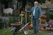 «Ich glaube nicht, dass einem nachts Geister erscheinen, wenn man diese Arbeit macht»: Werner Durrer im Friedhof Friedental in Luzern. (Bild: Neue LZ / Nadia Schärli)
