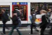 Statt mit Überlandbussen sollen Reisende vermehrt mit der S-Bahn in die Stadt gelangen. (Bild: Boris Bürgisser / Neue LZ)