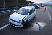 Dem Auto wurde beim Unfall das linke Vorderrad abgerissen. (Bild: Kapo Obwalden)