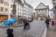 Unten links: Der Weinmarkt in Luzerns Altstadt: Hier kritisiert Umverkehr die parkierten Autos und die für Fussgänger beschwerliche Kopfsteinpflästerung. (Bild: Roger Gruetter)