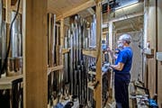 Oben: Orgelbauer Christian Kubli beim Stimmen im Innern der KKL-Orgel. Unten: eine Zungenpfeife. (Bilder Pius Amrein)