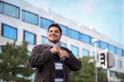 Masterabsolvent Simone Parise (25) aus Lenzburg bleibt der Uni Luzern noch eine Weile treu: Nach seinem Studium der Theologie trat er eine Assistenzstelle an. (Bild: Dominik Wunderli)