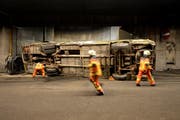Die Feuerwehrmänner der Schadenwehr Gotthard treffen nach wenigen Minuten als erste der Einsatzkräfte am Unfallort ein. (Bild: Keystone / Urs Flüeler)