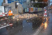 Ein Stück Mauer des Abbruchgebäudes stürzte auf die Gemeindehausstrasse in Kriens. (Bild: Leserbild Andréas Härry)
