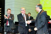 Der neue Regierungspräsident Robert Küng nimmt die Gratulationen seines Vorgängers Guido Graf entgegen. (Bild: PD)