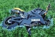 Die Unglücksmaschine: Mit diesem Motorrad hat der Schwerverletzte das vor ihm fahrende Auto überholt. (Bild: Luzerner Polizei)