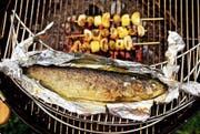 Fisch mit Zitrone und Salz: Gerade saure Gerichte eignen sich für die Zubereitung in Alufolie weniger. (Bild: Foodcollection/Getty)