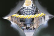 Wo früher einst ein Gebäude der Metallwarenfabrik stand (kleines Bild), befindet sich nun seit 30 Jahren die Einkaufsallee Metalli. (Bild: Werner Schelbert (Zug, 6. September 2017))