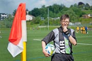 Leitete im Jahr 1975 ihr erstes Fussballspiel: die heute 60-jährige Monika Zihlmann Brunner aus Buchrain. (Bild Boris Bürgisser)