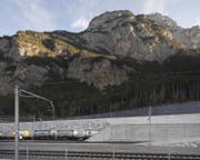 Ein Zug bei der Einfahrt ins Nordportal des Gotthard-Basistunnels. Das Wasser, was hier aus dem Berg fliesst, soll für die Fischzucht nutzbar gemacht werden. (Bild: Keystone)