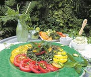 Erfrischend: Limonade, Minzsalz oder Minzbutter – der Tomaten-Minze-Salat passt sehr gut zu grilliertem dunklem Fleisch. (Bild: Ingrid Schindler)