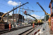 Das Mastfundament senkte sich, worauf die Querverstrebung eine Fahrleitung beschädigte. (Bild: Leser Christoph Scheidegger)
