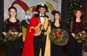 Als Zunftmeister eingekleidet: Franz Gabriel mit Frau Gaby, flankiert von zwei Ehrendamen.