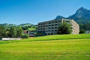 Das Alterszentrum Acherhof in Schwyz soll saniert werden (Hauptgebäude). Zudem ist eine Erweiterung auf dem umliegenden Gelände mit Alterswohnungen vorgesehen. (Bild: Erhard Gick / Neue SZ)