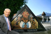 Jost Schumacher mit einer der Kapellbrückebilder-Kopien. (Bild: Archiv Neue LZ)