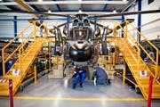 Ruag-Arbeiter begutachten einen Super-Puma. (Bild Manuela Jans)