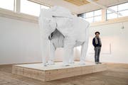 Der Luzerner Künstler Sipho Mabona neben seinem «White Elephant». (Bild: PD/Philipp Schmidli)