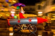 Regen und Wind sorgen für einen turbulenten Fasnachts-Abschluss in Luzern. (Bild: Philipp Schmidli)