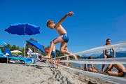Dieser 30 Zentimeter hohe Zaun im Luzerner Strandbad Lido hält Graugänse davon ab, auf die Wiese zu gelangen. Für die Badegäste ist er dagegen kaum ein Hindernis. (Bilder Dominik Wunderli /Getty)