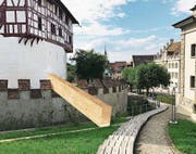 Die Visualisierung zeigt, wie die Holzstege beim Museum Burg Zug aussehen und platziert werden sollen. (Bild: PD)