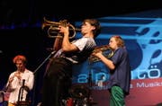 Trompeter Matthias Schriefl eröffnete mit seinem Sextett im Theater Uri das «Alpentöne»-Festival. (Bilder Urs Hanhart)