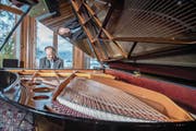 Marc Hunziker, Dozent an der Musik-Hochschule Luzern, kann bald auf einem der 49 neuen Flügel spielen. (Bild: Nadia Schärli (14. November 2017))