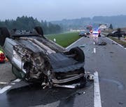 Das Auto blieb nach dem Unfall auf dem Dach liegen. (Bild: Luzerner Polizei)