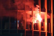 Der Mann zündete nach dem YB-Spiel am Samstag auf dem Allmend-Hochhaus eine Pyrofackel. (Bild: Philipp Schmidli / Neue LZ)