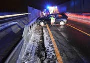 Das Unfallauto blieb quer auf der Fahrbahn der A2 stehen. (Bild: Kapo Nidwalden)