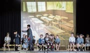 Wer nicht gehorcht, kriegt Ohrfeigen: Szene aus dem Theaterstück «Zeitreise». (Bild: Pius Amrein (Rothenburg, 18. Mai 2017))