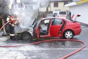 Das Auto war nach dem Brand völlig zerstört. (Bild: Kapo Schwyz)