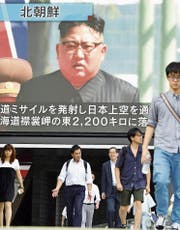 Eine Fernsehleinwand in Tokio zeigt den nordkoreanischen Machthaber Kim Jong Un. (Bild: Getty (Tokio, 15. September 2017))