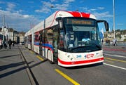 Der Doppelgelenktrolleybus auf der Seebrücke in Luzern. (Bild Eveline Beerkircher)