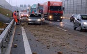 Die Autobahn A2 war bei der Ausfahrt Emmen Nord mit Erde verschmutzt. (Bild Luzerner Polizei)