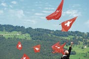 Am Nationalfeiertag haben Fahnenschwinger ihren grossen Auftritt. (Bild: Keystone)
