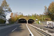 Der Unfall ereignete sich im Autobahntunnel Eich. (Bild: Google maps)