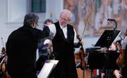 Gidon Kremer beim Handschlag mit dem ersten Geiger Bidva Dzeraldas. In Baar gab der Lette mit seiner Kremerata Baltica eines von zwei Schweizer Konzerten im Rahmen der Jubiläumstour. (Bild: Stefan Kaiser (15. März 2017))