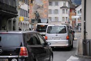 Verkehr in Altdorf. Der Dorfkern muss heute allen Arbeitsverkehr im Talboden schlucken. (Bild: Urs Hanhart / Neue UZ)