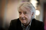 Emil erhält eine Ehrung für «Menschenwürde». (Bild: Pius Amrein / Neue LZ)