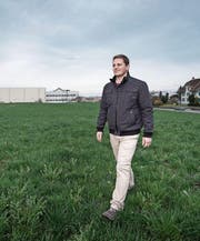 Gemeindepräsident Reto Spörri auf dem einzuzonenden Areal. Bild: Pius Amrein (Ermensee, 22. März 2017)