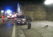 Das Auto prallte frontal in eine Nischenwand des Seelisbergtunnels. (Bild: Kapo Uri)