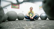 Mel Sommerhalder aus Cham präsentiert ihre aus Papiermaschee geschaffenen Werke. (Bild: Stefan Kaiser (Zug, 1. Dezember 2017))