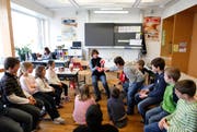 Blick in ein Zuger Schulzimmer. Hier ist eben die «Zahnfee» zu Besuch. (Symbolbild Stefan Kaiser / Neue ZZ)