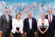 Freuen sich über den Baufortschritt: Die Regierungsräte Urban Camenzind, Heidi Z'graggen, Investor Samih Sawiris, Regierungsrätin Barbara Janom Steiner, Regierungsrat Jon Domenic Parolini (von links) - die Anlagen in der Bauphase 2016 sind orange markiert. (Bild PD)