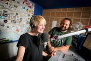 Angela Meier und Dani Glur senden aus dem 3fach-Radiostudio. (Bild Philipp Schmidli)